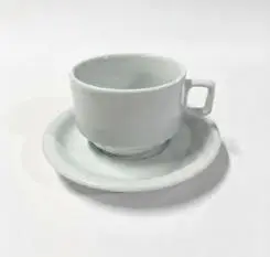 Xícara de chá com pires